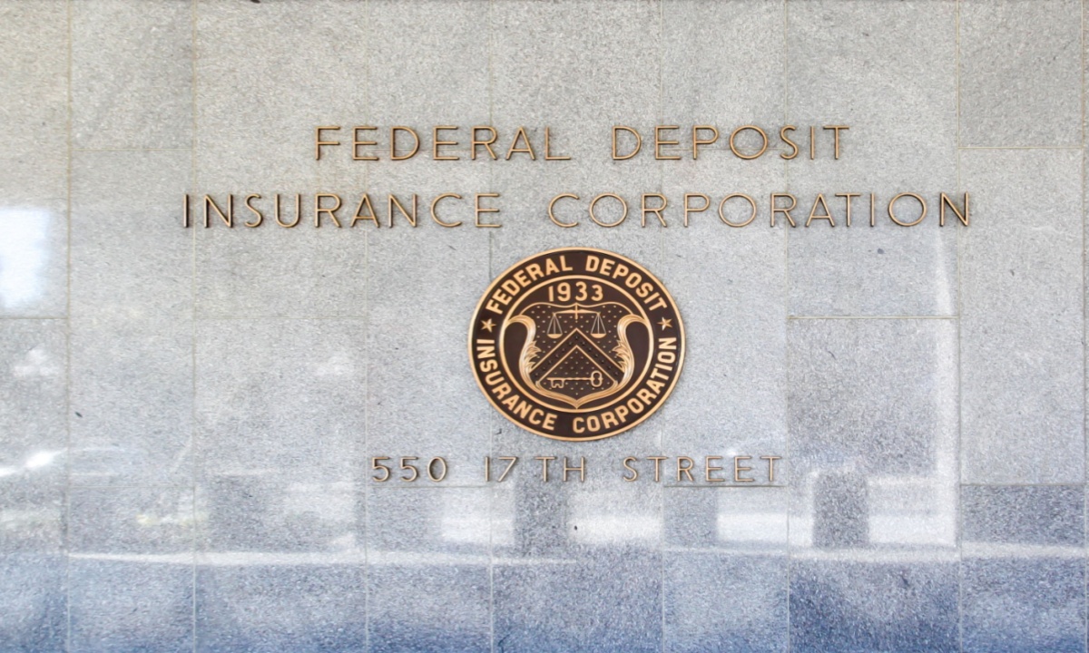 FDIC本部に輝くステーブルコインアイコンと規制文書を重ね合成した画像