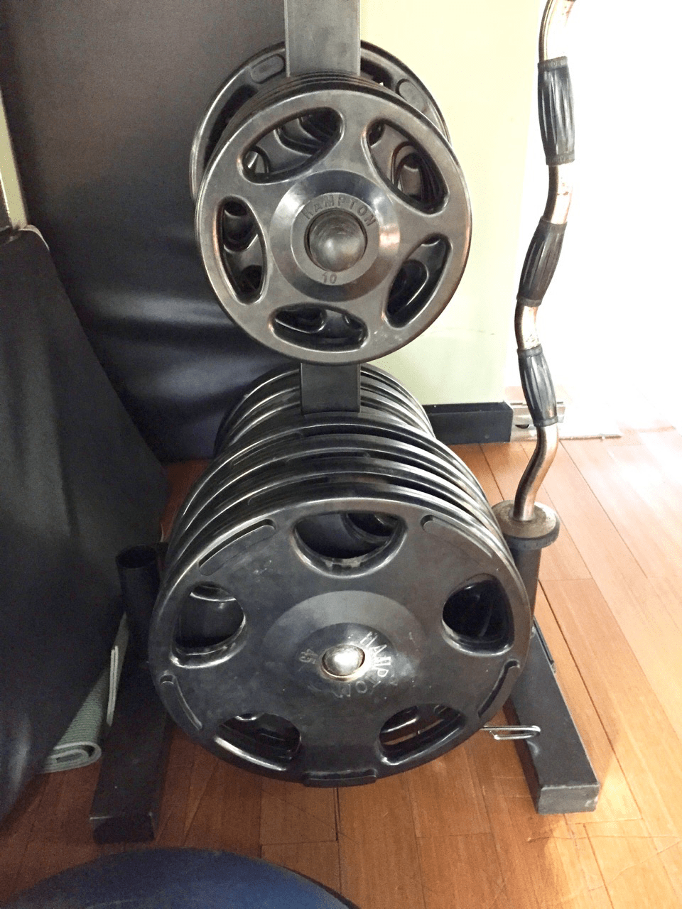 A graphic showing connected DeFi protocols with Aave highlighted, representing ecosystem resilience.