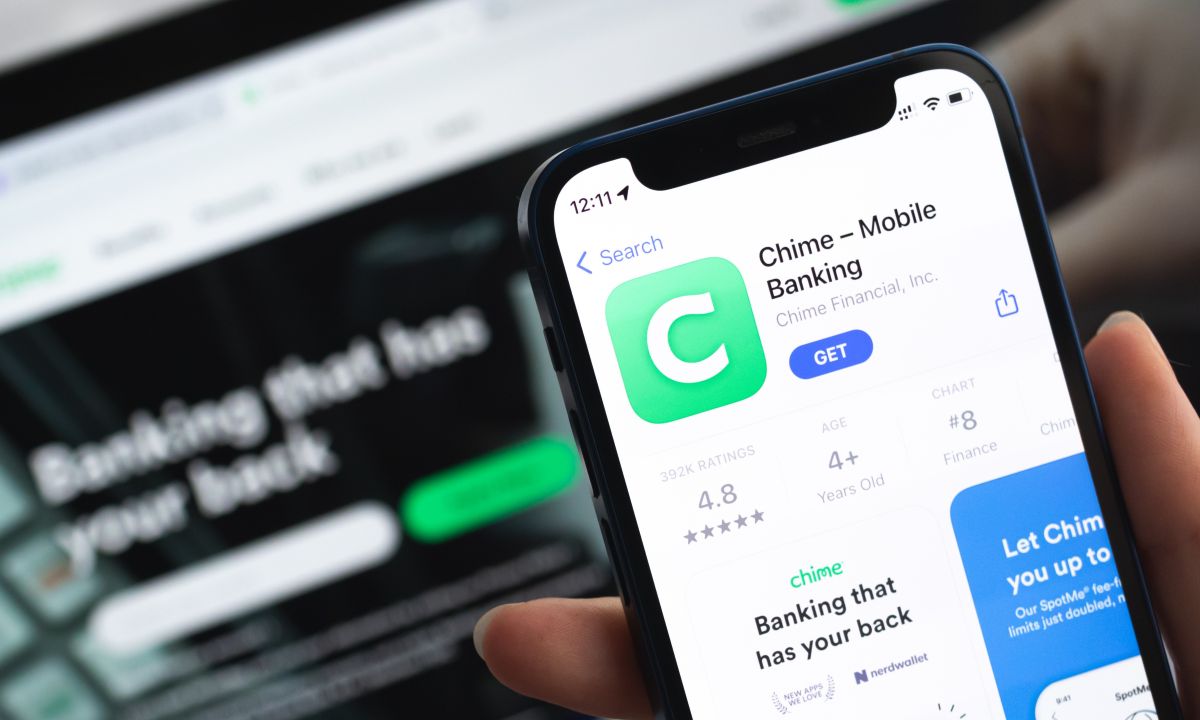 Carta metal Chime Prime e icone vantaggi su schermo app banking mobile