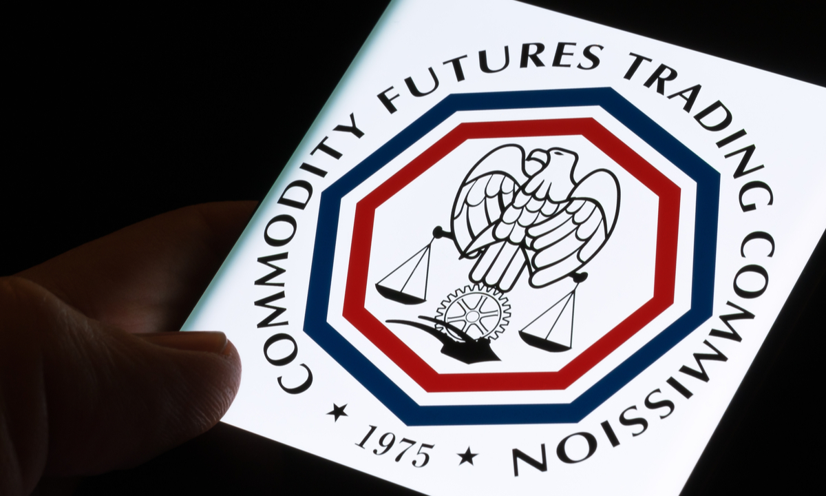 背景にCFTCロゴとスポーツアイコン、木槌が打ち下ろされる様子