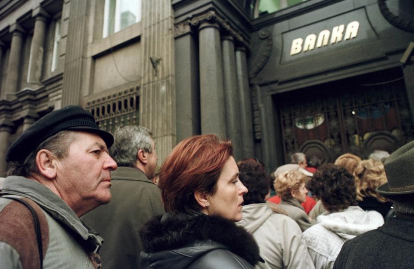 DeFi getirilerinin çöküşü ile TradFi tasarruf oranlarının yükselişi arasındaki çizgi grafik