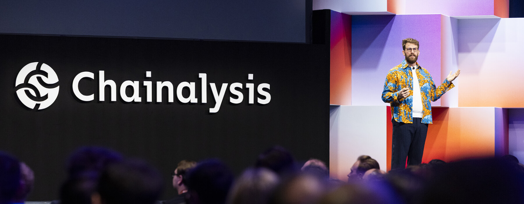Chainalysis Links 2026 mainstage with Jonathan Levin announcing AI agents amid crypto and TradFi crowd