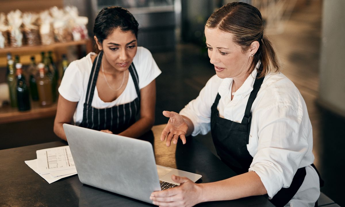 인플레이션 영향 받은 중소기업 58% 그래프에 임베디드 B2B 금융 성장 오버레이