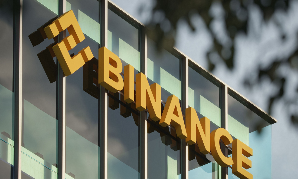 Sede di Binance con figure ombrose di executives in partenza in abito