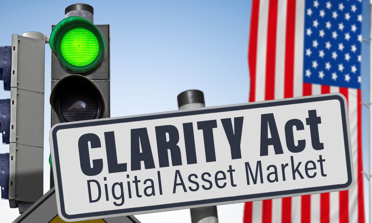 Hagerty上院議員が演台でCLARITY法進展を発表