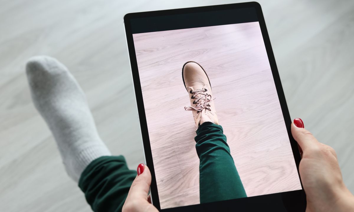 Comprador probándose ropa virtualmente con IA en la pantalla de un smartphone